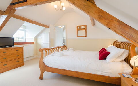 1 School Cottages: Möbel, Eigentum, Weiss, Komfort, Cabinetry, Gebäude, Holz, Fenster, Bettrahmen, Schublade