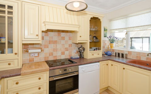 1 School Cottages: Countertop, Cabinetry, Eigentum, Spüle, Küche, Sinken, Schublade, Fenster, Küchengerät, Zapfhahn