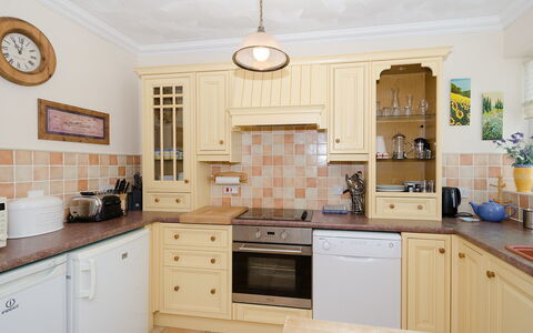1 School Cottages: Cabinetry, Countertop, Eigentum, Möbel, Sinken, Gebäude, Spüle, Zapfhahn, Holz, Schublade