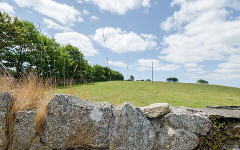 1 School Cottages: Wand, Steinwand, \Fels, Himmel, Gras, Graspflanze, Baum, Wolke, Landschaft, Ruinen