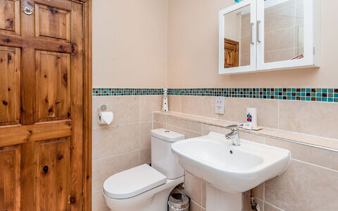 1 School Cottages: Spiegel, Zapfhahn, Armatur, Eigentum, Sinken, Bad Sink, Weiss, Badezimmer, Lila, Interior Design