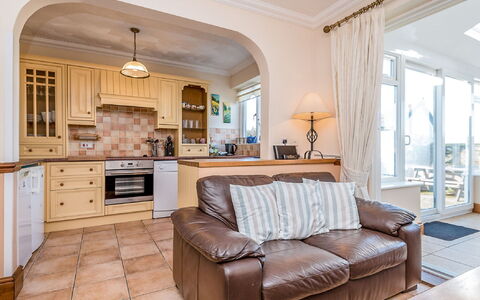 1 School Cottages: Braun, Eigentum, Möbel, Couch, Cabinetry, Holz, Wohnzimmer, Beleuchtung, Interior Design, Countertop