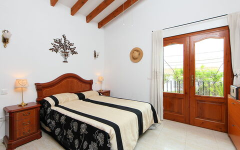 Esperanza: Schlafzimmer, Bett, Zimmer, Möbel, Eigentum, Bettdecke, Decke, Bettrahmen, Bedding, Interior Design