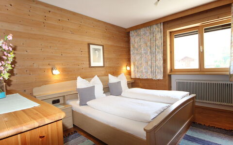 Arlberg: Schlafzimmer, Zimmer, Möbel, Bett, Eigentum, Interior Design, Bettrahmen, Decke, Matratze, Bettdecke