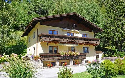 Arlberg: Pflanze, Gebäude, Eigentum, Fenster, Blume, Baum, Natürliche Landschaft, Haus, Himmel, Hütte