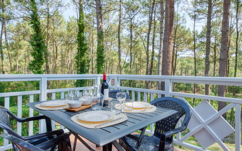 Domaine Golf Resort: Tabelle, Geschirr, Pflanze, Holz, Gartenmöbel, Baum, Interior Design, Tisch Im Freien, Himmel, Freizeit