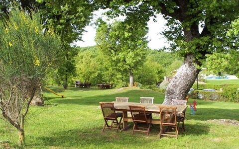 Pitigliano 200: Baum, Eigentum, Tabelle, Natürliche Landschaft, Gras, Naturschutzgebiet, Möbel, Botanik, Rasen, Garten