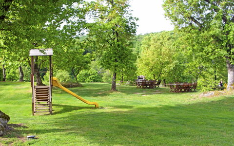 Pitigliano 200: Gras, Grün, Öffentlicher Raum, Rasen, Naturschutzgebiet, Spielplatz, Natürliche Landschaft, Baum, Grundstueck, Park