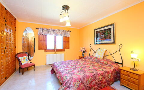 Casa Gran Sorolla: Schlafzimmer, Bett, Zimmer, Bettdecke, Möbel, Eigentum, Bedding, Bettrahmen, Decke, Interior Design