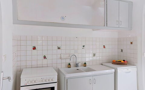 Les Hirondelles: Küche, Flooring, Countertop, Spüle, Sinken, Major Appliance, Küchengerät, Fussboden, Interior Design, Armatur