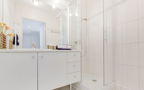 Cavalaire 170: Zimmer, Eigentum, Badezimmer, Möbel, Fliese, Interior Design, Fussboden, Grundeigentum, Die Architektur, Materialeigenschaft