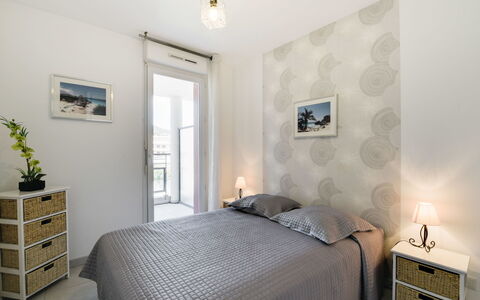 Cavalaire 170: Schlafzimmer, Zimmer, Möbel, Bett, Eigentum, Bettdecke, Wand, Bettrahmen, Interior Design, Bedding