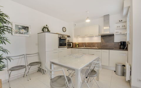 Cavalaire 170: Eigentum, Zimmer, Weiss, Möbel, Interior Design, Gebäude, Haus, Küche, Fussboden, Tabelle