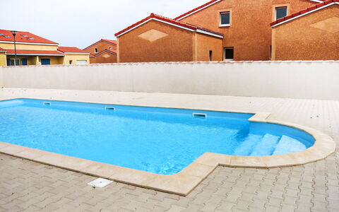Le Mas de Torreilles: Blau, Schwimmbad, Verbundwerkstoff, Freizeit, Resort, Fliese, Hotel, Villa, Freizeitzentrum, Gartenmöbel