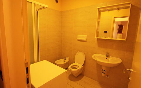 Il Piccolo: Zimmer, Badezimmer, Eigentum, Armatur, Toilette, Interior Design, Die Architektur, Bad Sink, Toilette, Sinken