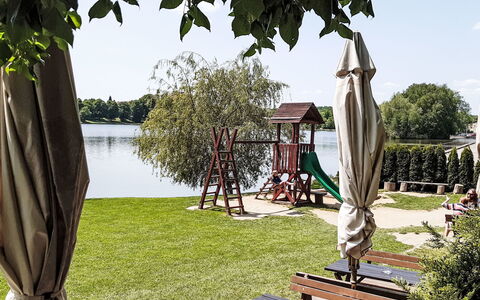 Ruprechtovský Mlýn: Möbel, Gartenmöbel, Tisch Im Freien, Rasen, Schatten, Stuhl, Garten, Park, Garten, Holzbeize