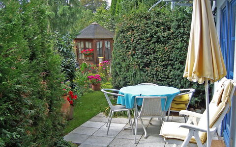 Brombeerweg: Pflanze, Möbel, Eigentum, Stuhl, Blume, Gebäude, Tabelle, Baum, Schatten, Tisch Im Freien