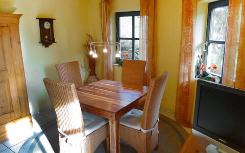 Brombeerweg: Zimmer, Esszimmer, Eigentum, Möbel, Tabelle, Gebäude, Haus, Interior Design, Fussboden, Küche & Esszimmer Tisch