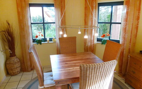 Brombeerweg: Zimmer, Eigentum, Möbel, Interior Design, Gebäude, Fussboden, Haus, Vorhang, Tabelle, Hartholz