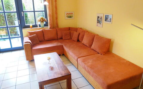 Brombeerweg: Möbel, Zimmer, Eigentum, Couch, Fussboden, Schlafsofa, Wohnzimmer, Interior Design, Grundeigentum, Gebäude