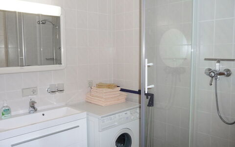 Brombeerweg: Badezimmer, Zimmer, Eigentum, Zapfhahn, Fliese, Armatur, Bad Zubehör, Grundeigentum, Fussboden, Die Architektur