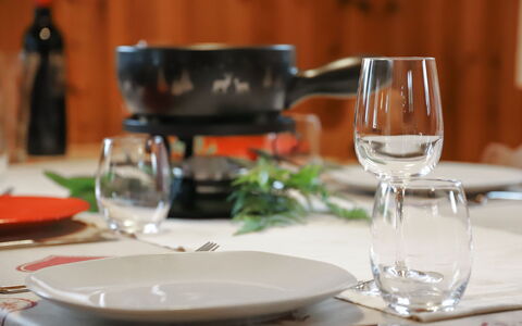 Coucordin: Geschirr, Servierware, Essen, Drinkware, Dishware, Kelche, Tabelle, Zutat, Teller, Weinglas
