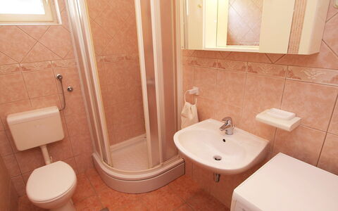 Vodice 116: Badezimmer, Eigentum, Zimmer, Fliese, Wand, Toilleten Sitz, Armatur, Toilette, Bad Sink, Interior Design