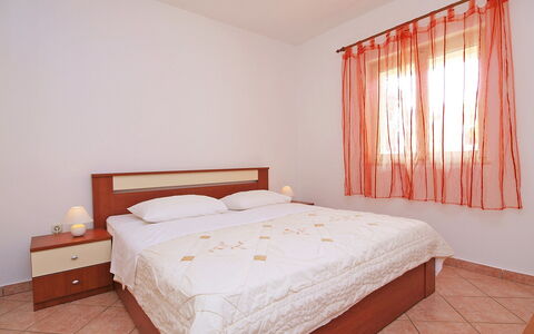 Vodice 116: Schlafzimmer, Bett, Zimmer, Möbel, Eigentum, Bettdecke, Bettrahmen, Wand, Fussboden, Bedding