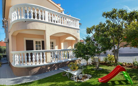 Vodice 116: Pflanze, Himmel, Gebäude, Eigentum, Fenster, Baum, Veranda, Haus, Grundstueck, Schatten