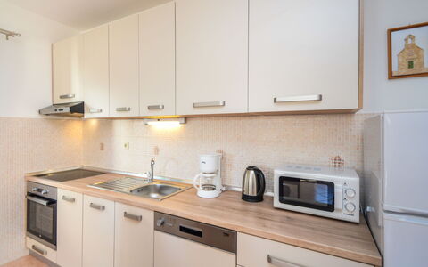 Vodice 116: Cabinetry, Countertop, Eigentum, Gebäude, Möbel, Küchengerät, Herd, Spüle, Sinken, Küche