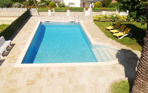 Eva: Schwimmbad, Eigentum, Gras, Hinterhof, Grundeigentum, Gebäude, Villa, Freizeit, Hof, Haus