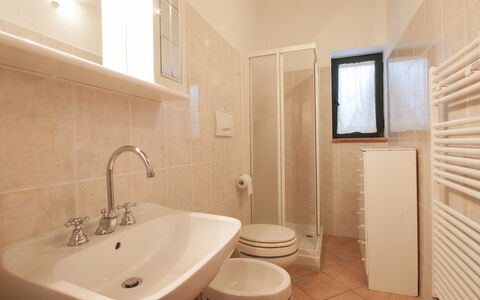 Bibbona 110: Badezimmer, Eigentum, Zimmer, Fliese, Interior Design, Zapfhahn, Die Architektur, Wand, Grundeigentum, Armatur