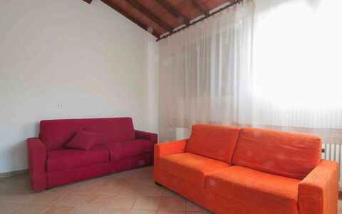 Bibbona 110: Möbel, Zimmer, Eigentum, Couch, Orange, Wohnzimmer, Interior Design, Fussboden, Gebäude, Schlafsofa