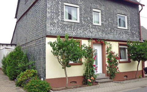 Haus Irmgard: Pflanze, Gebäude, Fenster, Haus, Hütte, Holz, Wohngebiet, Fassade, Strassenbelag