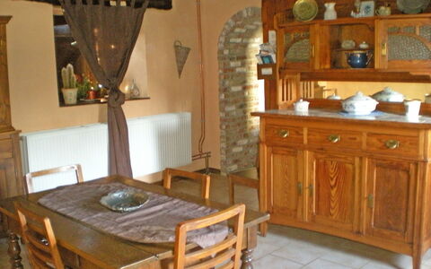 Ma Campagne: Möbel, Zimmer, Eigentum, Tabelle, Fussboden, Holzbeize, Interior Design, Gebäude, Hartholz, Cabinetry