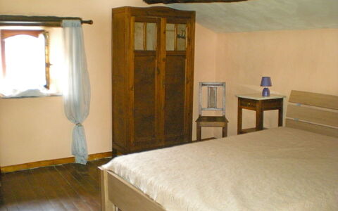 Ma Campagne: Zimmer, Bett, Möbel, Schlafzimmer, Eigentum, Bettrahmen, Bettdecke, Gebäude, Fussboden, Interior Design