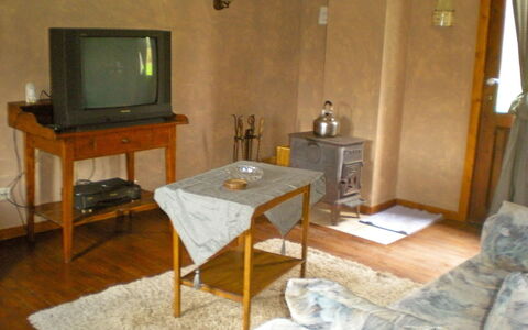 Ma Campagne: Zimmer, Möbel, Eigentum, Wohnzimmer, Tabelle, Interior Design, Fussboden, Wand, Gebäude, Hartholz