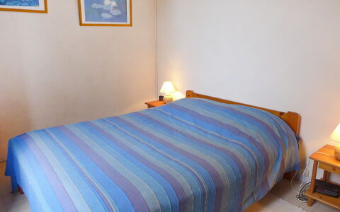 Le Chant des Milans: Schlafzimmer, Bett, Möbel, Bettdecke, Zimmer, Eigentum, Bettrahmen, Bedding, Wand, Matratze