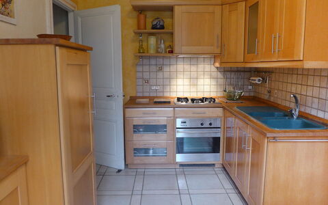 Le Chant des Milans: Eigentum, Zimmer, Cabinetry, Küche, Möbel, Countertop, Fussboden, Gebäude, Herd, Fliese