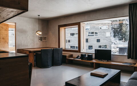 Laax 600: Möbel, Tabelle, Gebäude, Holz, Fernsehen, Fussboden, Fenster, Flooring, Wohnzimmer, Couch