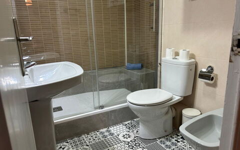 Eixample Esq Rocafort Diputacio: Toilleten Sitz, Badezimmer, Toilette, Armatur, Flooring, Fussboden, Interior Design, Sinken, Installation, Bad Sink