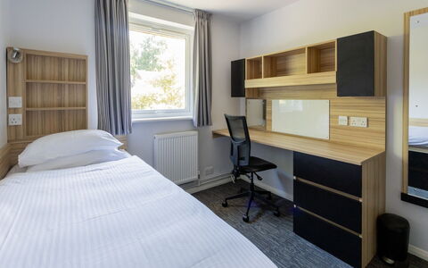 Canterbury 100: Eigentum, Möbel, Komfort, Stuhl, Gebäude, Interior Design, Cabinetry, Fussboden, Wand