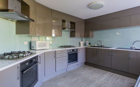 Canterbury 100: Cabinetry, Spüle, Countertop, Zapfhahn, Gebäude, Möbel, Sinken, Küchengerät, Herd, Küche