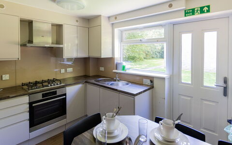 Canterbury 100: Cabinetry, Eigentum, Möbel, Countertop, Küchengerät, Herd, Interior Design, Beleuchtung, Geschirr, Fenster
