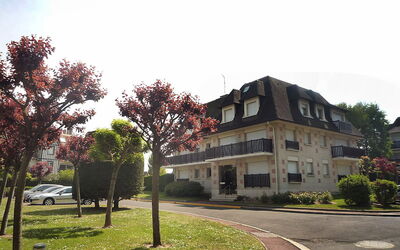 Deauville-Trouville 191: Pflanze, Himmel, Gebäude, Eigentum, Fenster, Baum, Haus, Grundstueck, Urban Design, Strassenbelag