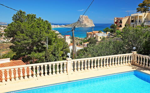 Vista Ifach: Wasser, Himmel, Eigentum, Gebäude, Pflanze, Natur, Azurblau, Baum, Rechteck, Strandresort