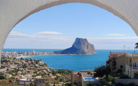 Vista Ifach: Wasser, Himmel, Gebäude, Fenster, Wolke, Azurblau, Blau, Pflanze, Küsten Und Ozeanische Forms, See