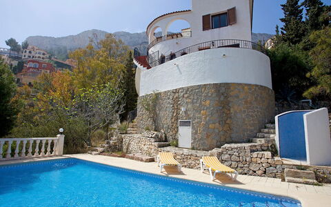 Vista Ifach: Schwimmbad, Eigentum, Wasser, Grundeigentum, Gebäude, Villa, Freizeit, Haus, Resort, Urlaub