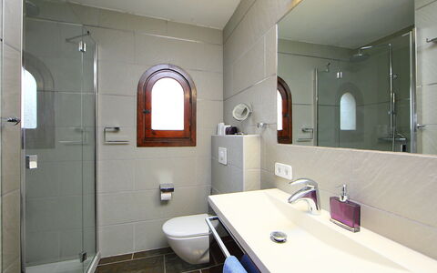 Vista Ifach: Badezimmer, Zimmer, Eigentum, Interior Design, Gebäude, Decke, Die Architektur, Sinken, Haus, Fussboden