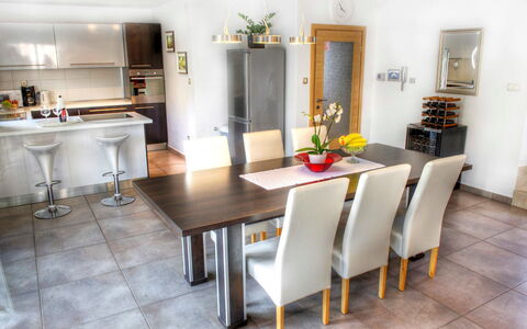 Nicole: Zimmer, Möbel, Eigentum, Interior Design, Fussboden, Küche, Esszimmer, Gebäude, Countertop, Tabelle